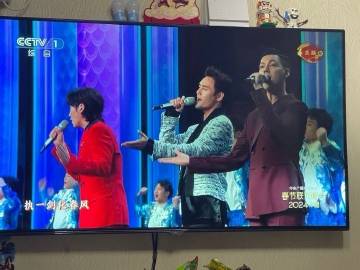他们三个像极了不熟的同事一起表演年会节目