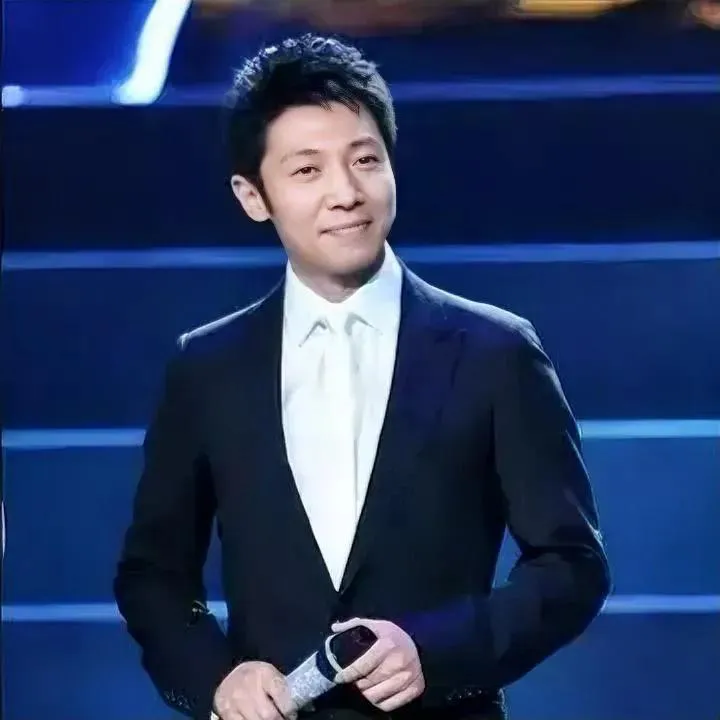 撒贝宁这段话杀死了很多人的堕落：
“如果你一天到晚拿着手机，
刷着微博，坐在家里