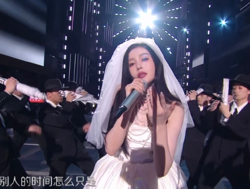张天爱穿婚纱怼渣男
湖南卫视跨年舞台绝了……张天爱穿婚纱怼渣男……然后沈梦辰说值