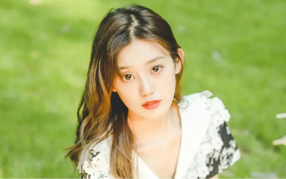 上联：清丽脱俗，如花似玉。
下联：？