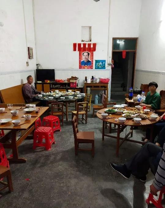 昨天，堂弟买了一辆价值20万的车子，然后打电话给我们通知我们去他家里吃饭？

一