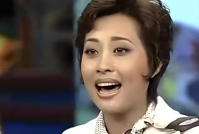 她曾5上春晚,有一生理缺陷却因此成名,丈夫去世后无奈淡出舞台(春晚常驻女高音歌手)-第8张图片-九妖电影 她曾5上春晚,有一生理缺陷却因此成名,丈夫去世后无奈淡出舞台(春晚常驻女高音歌手)-第8张图片-九妖电影