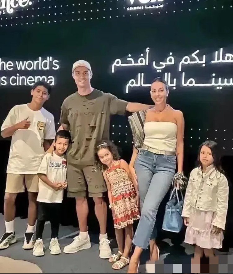 C罗的全家福。这位女友真是任劳任怨，10年了就是不娶，为什么？