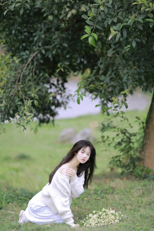 上联：美貌如花，倾国倾城令人心生爱慕难以自已。
下联：？