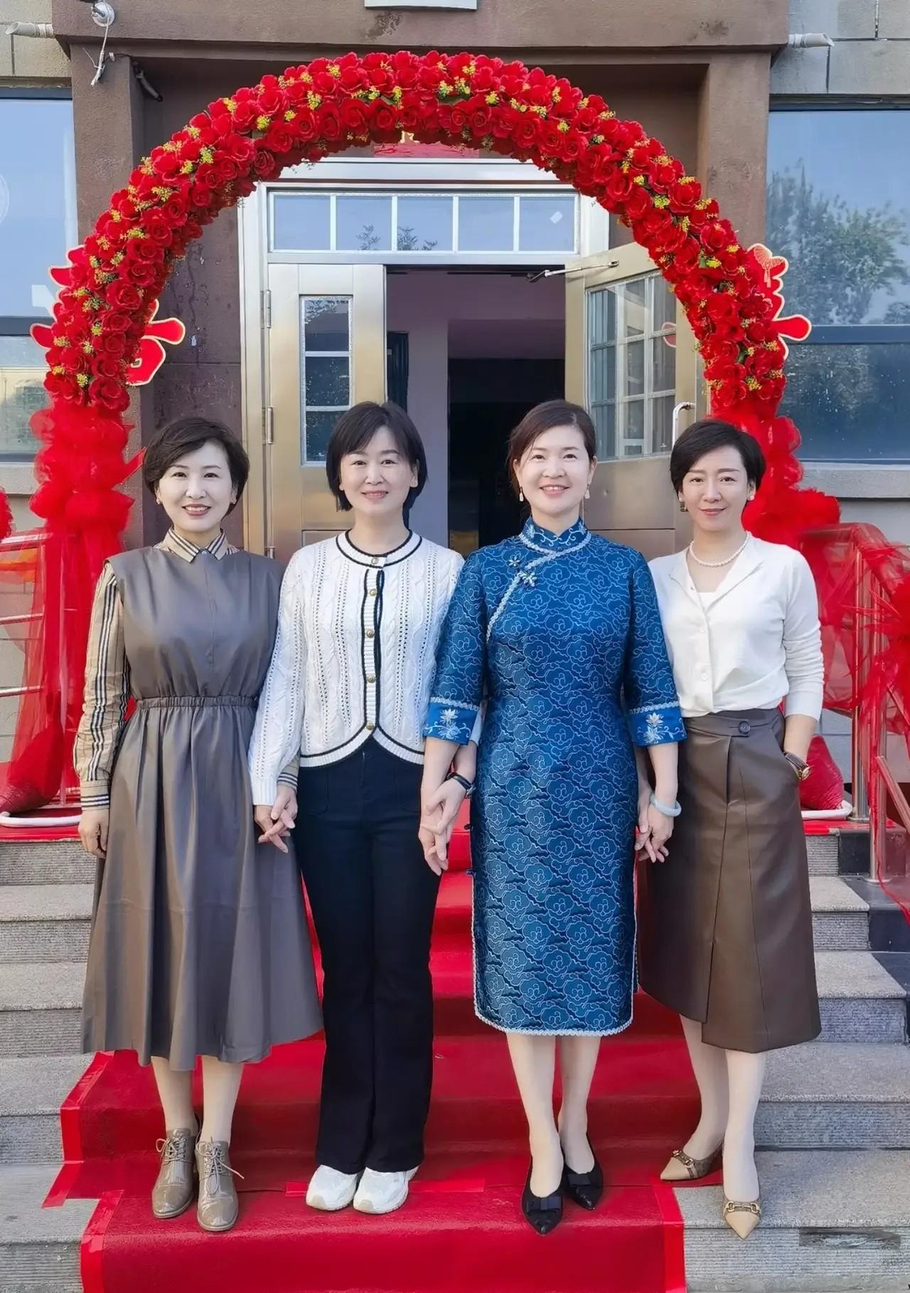 四位美女同框，都非常精神，笑容满面，大方得体。都是奶奶级女人了，或许比许多同年女