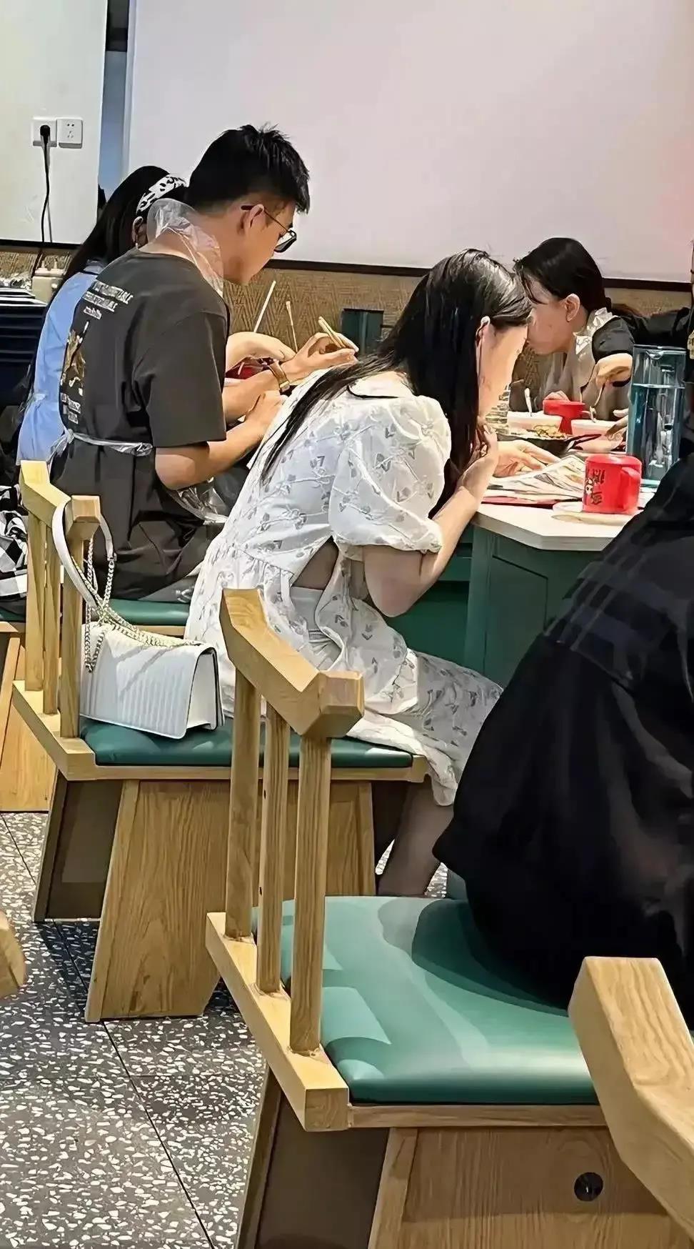 该不该提醒她？