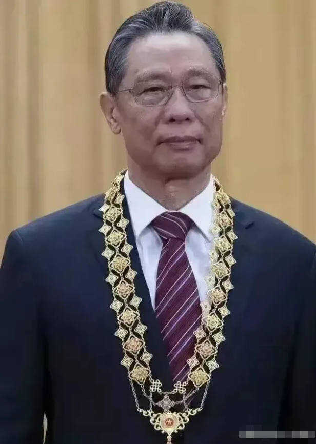 所谓的专家都是砖家，希望国家能取消这个称号，尤其是医院，哪个医院不是普通医生轮流