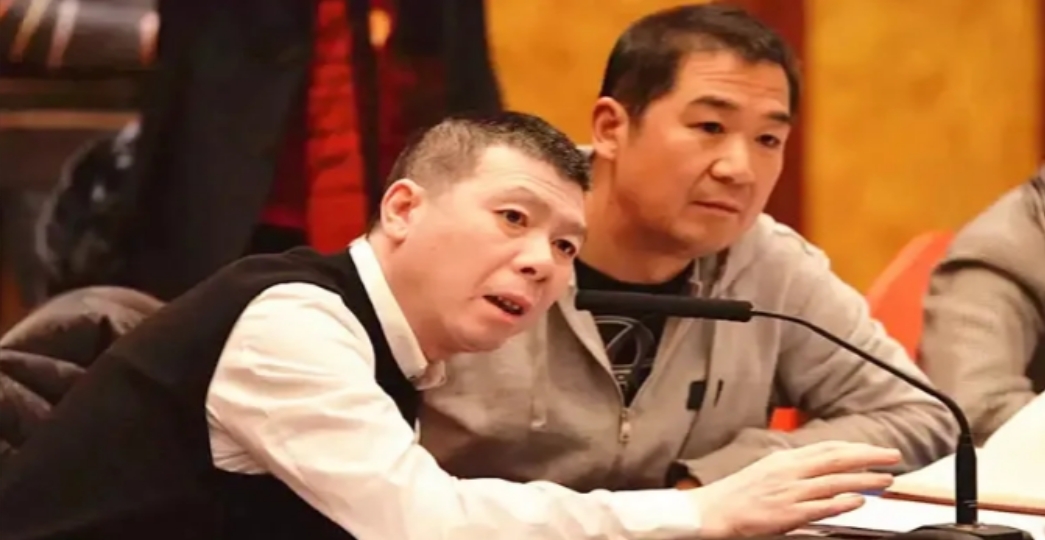 2005年，冯小刚和张国立联合提议，恢复繁体字代替简体字，易中天听说后，要求让他