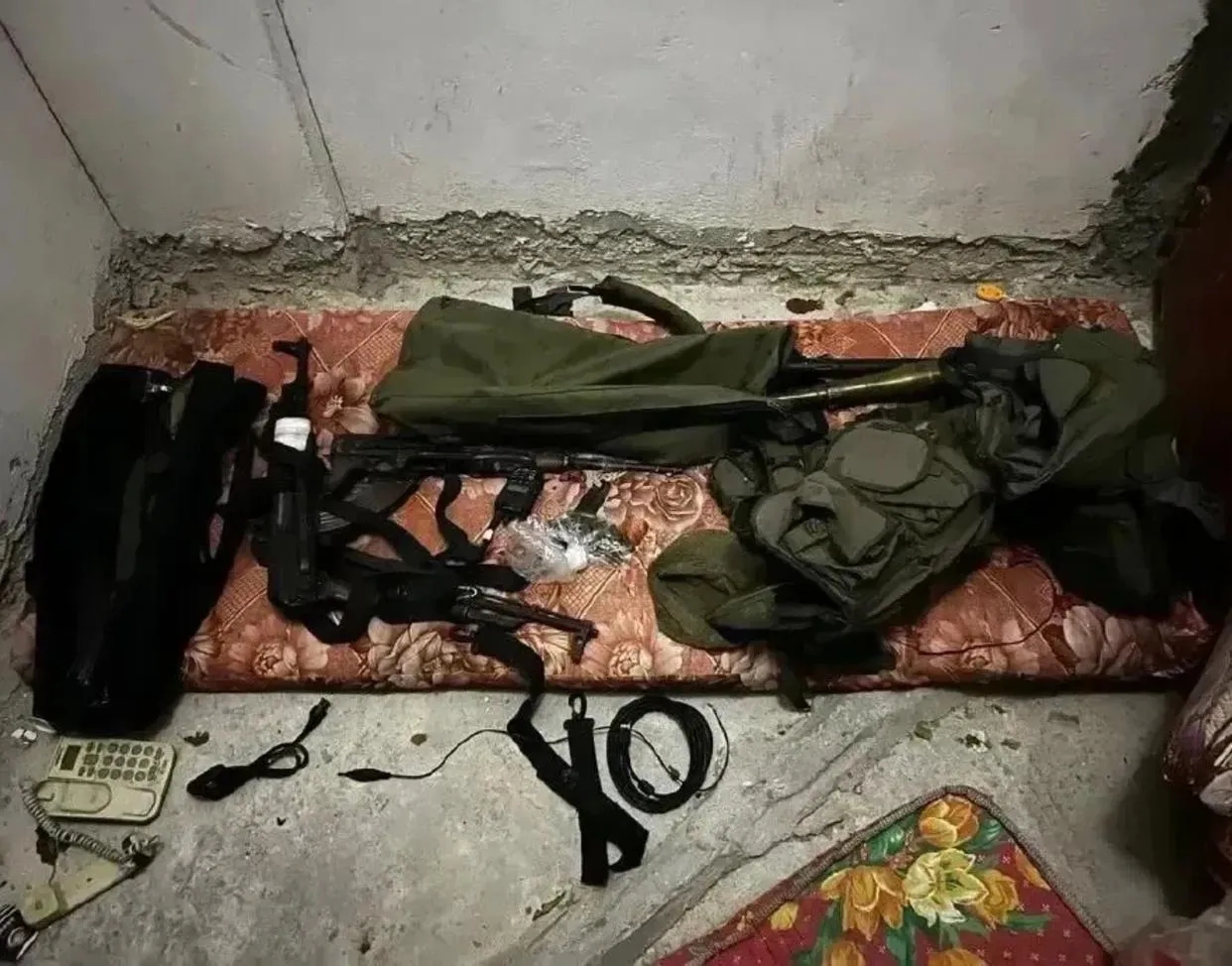 以色列士兵在加沙城内发现了一处哈马斯休息室，进去后都傻眼了
没有床，没有沙发，没