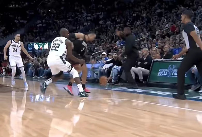 今天在火箭队和雄鹿队最后不到一分钟的时候，发生了一件令人非常不解的事情，雄鹿发边