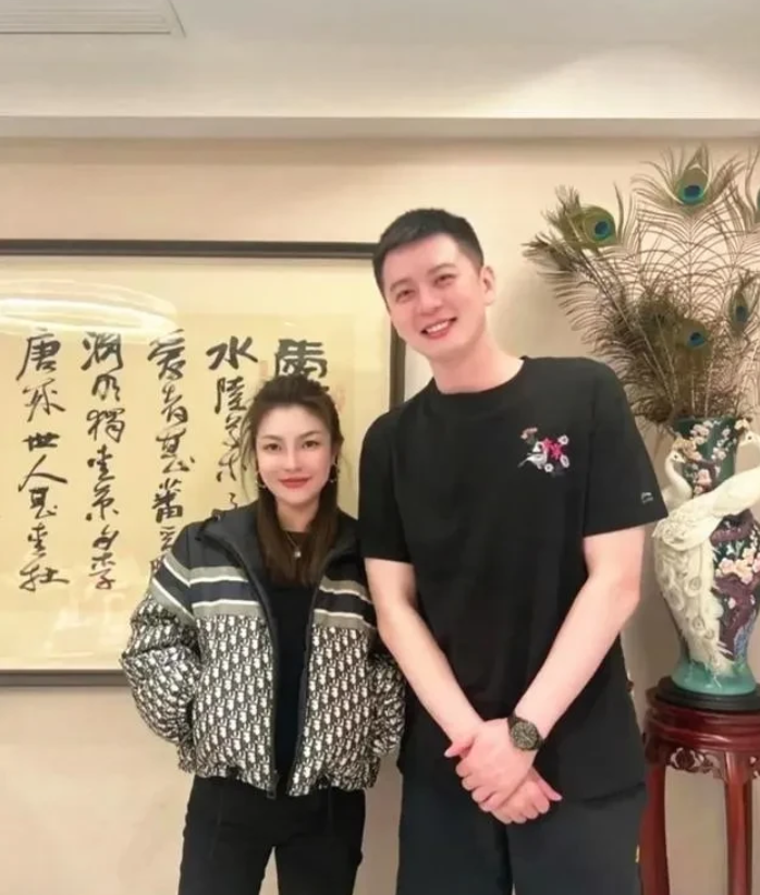 从杨鸣离婚事件可以看出，男人身上的气质是地位和金钱堆积出来的，如果没有这些，长得