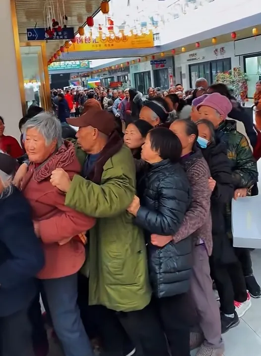 是谁吹响了贫瘠的集结号？
      这几年习惯了“一米线”，忽然看到这密密麻麻