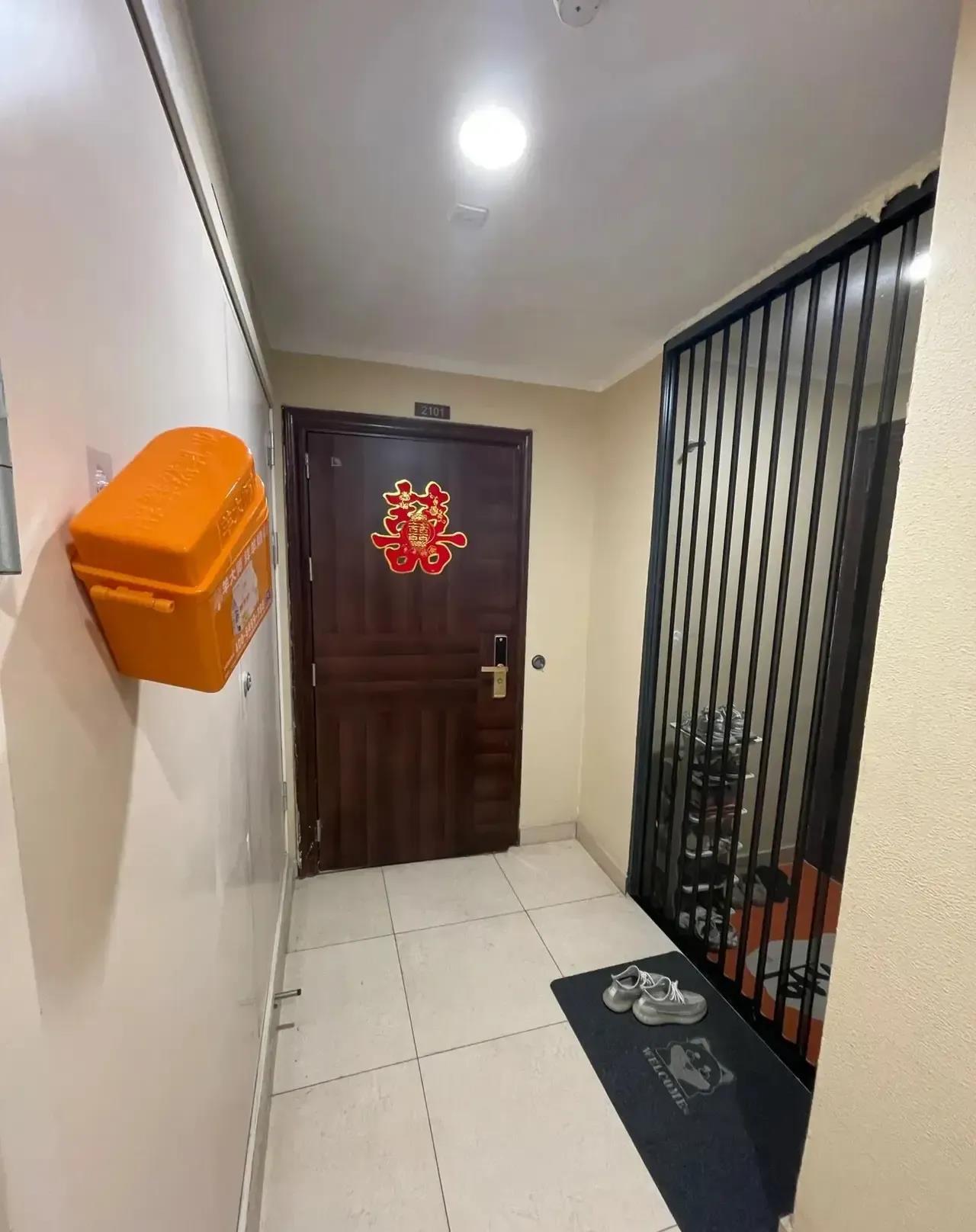 我后悔选择了这么个邻居！隔壁邻居家的布置实在让人无语。他们住在02户型，入户门向