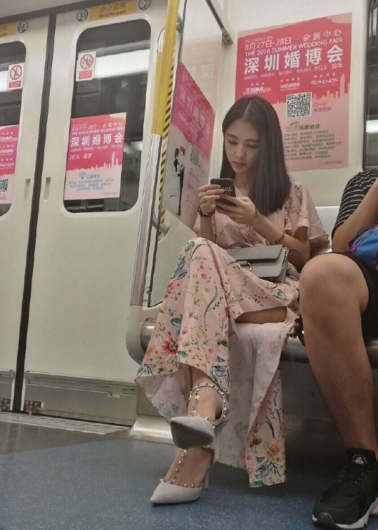 地铁偶遇的颜值女神