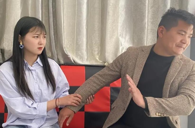 新婚日，新娘索要8万下车礼，婆婆当即转账：不用下车，婚礼取消  新婚日的早晨，本