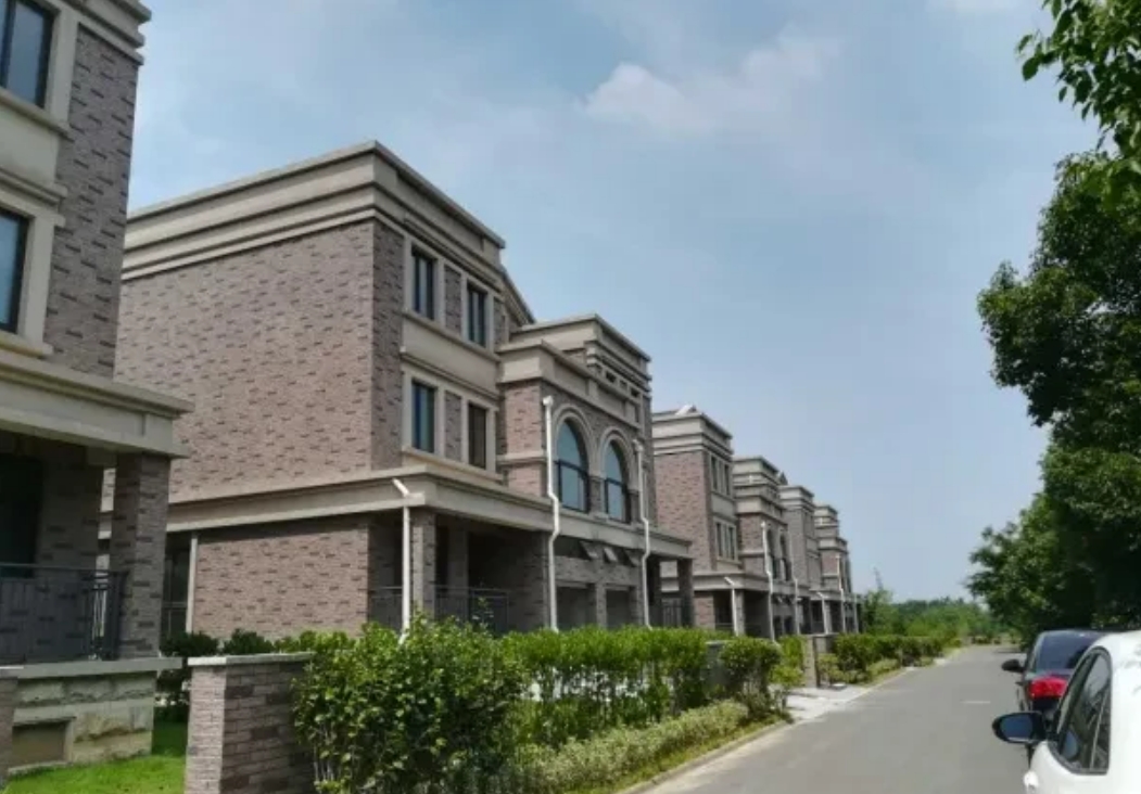 江苏，一男子花800万，买了一栋别墅，当天就签合同并付了全款，还拿到钥匙住了进去