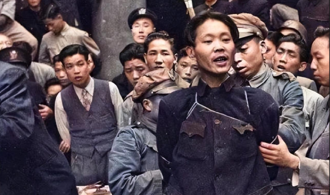 1947年，一名共产党员被押赴刑场途中，警觉地观察着围观的人群，果然看到了一副熟