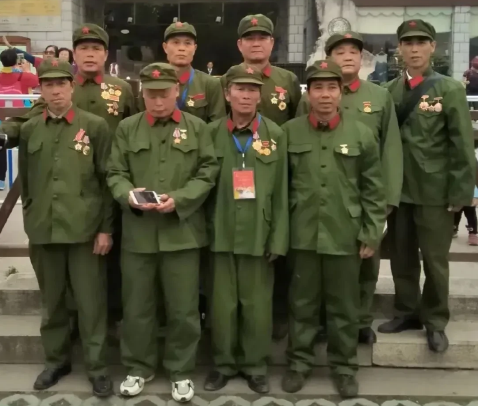 现今社会流行聚会。高干子弟，同学，知青，退伍军人聚会。尤其是有生死之交战友，在步