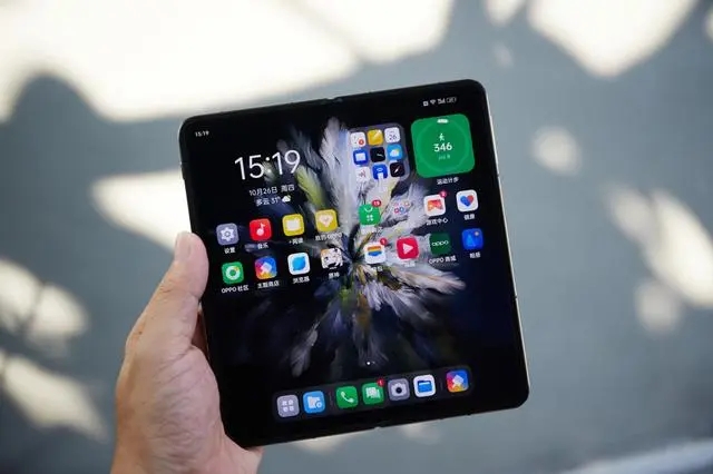 OPPOFindN3的内屏尺寸达到了7.82英寸，分辨率高达2440×2268像