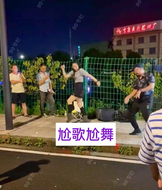 有件事儿一直想不明白，大家帮我分析一下： 李佳琦一天带货100亿，辛巴一天带货2