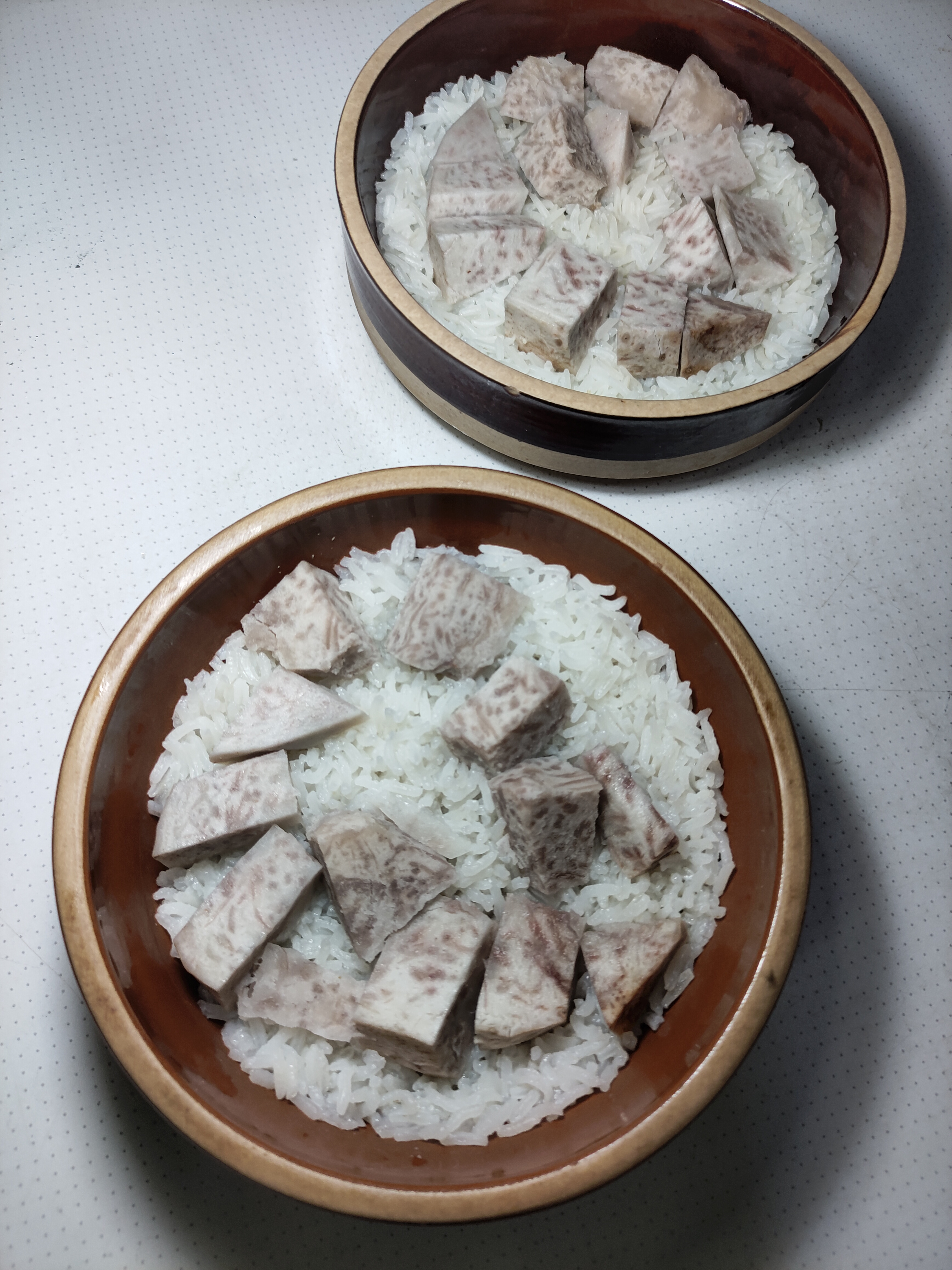 预制芋头蒸饭，一只不大的芋头，吃了四天消耗完。现在市场任何一家的芋头都好吃，时代