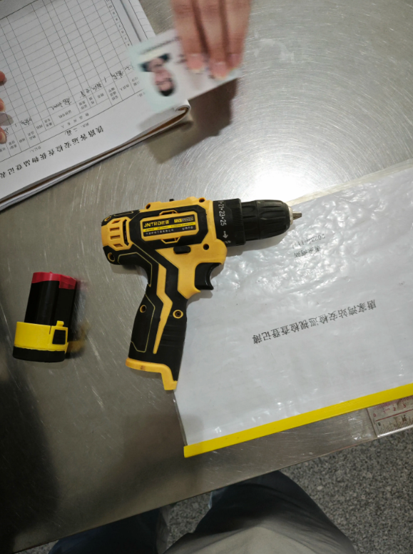 这种充电式的电钻竟然不让带上火车，钻头扔了都不行，请问这种充电式的电钻具有危险性