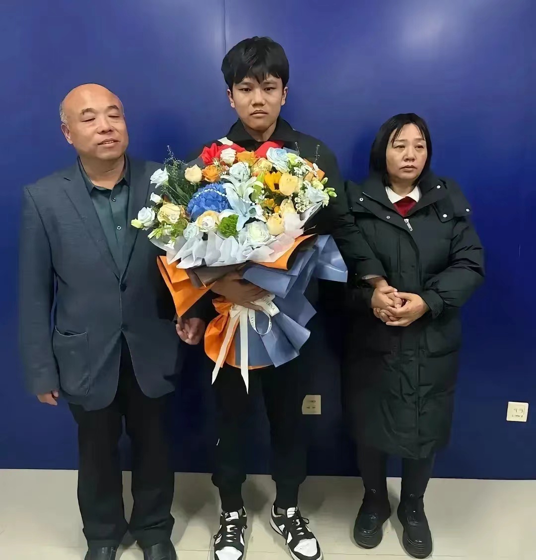 不是我多嘴，也不是我眼馋，我怎么一点也看不出他爸爸是亿万富翁，他的母亲也没有亿万