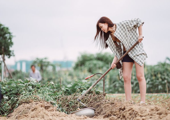 新加坡一名17岁少年和女同学发生关系，不料竟导致女方怀孕。事后，这对小情侣尝试通