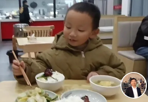 老郭真是太抠了，唯一的孙子，
也不带孩子吃点大餐！
天天就知道吃馄饨，炒青菜，
