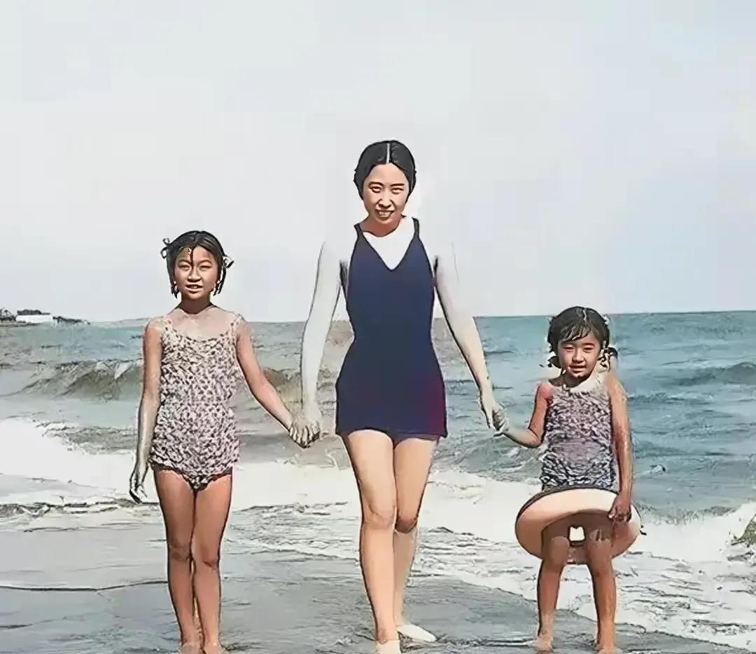 这是1960年，王光美和两个女儿，在北戴河的海滩上散步时，一张罕见的留影，镜头中