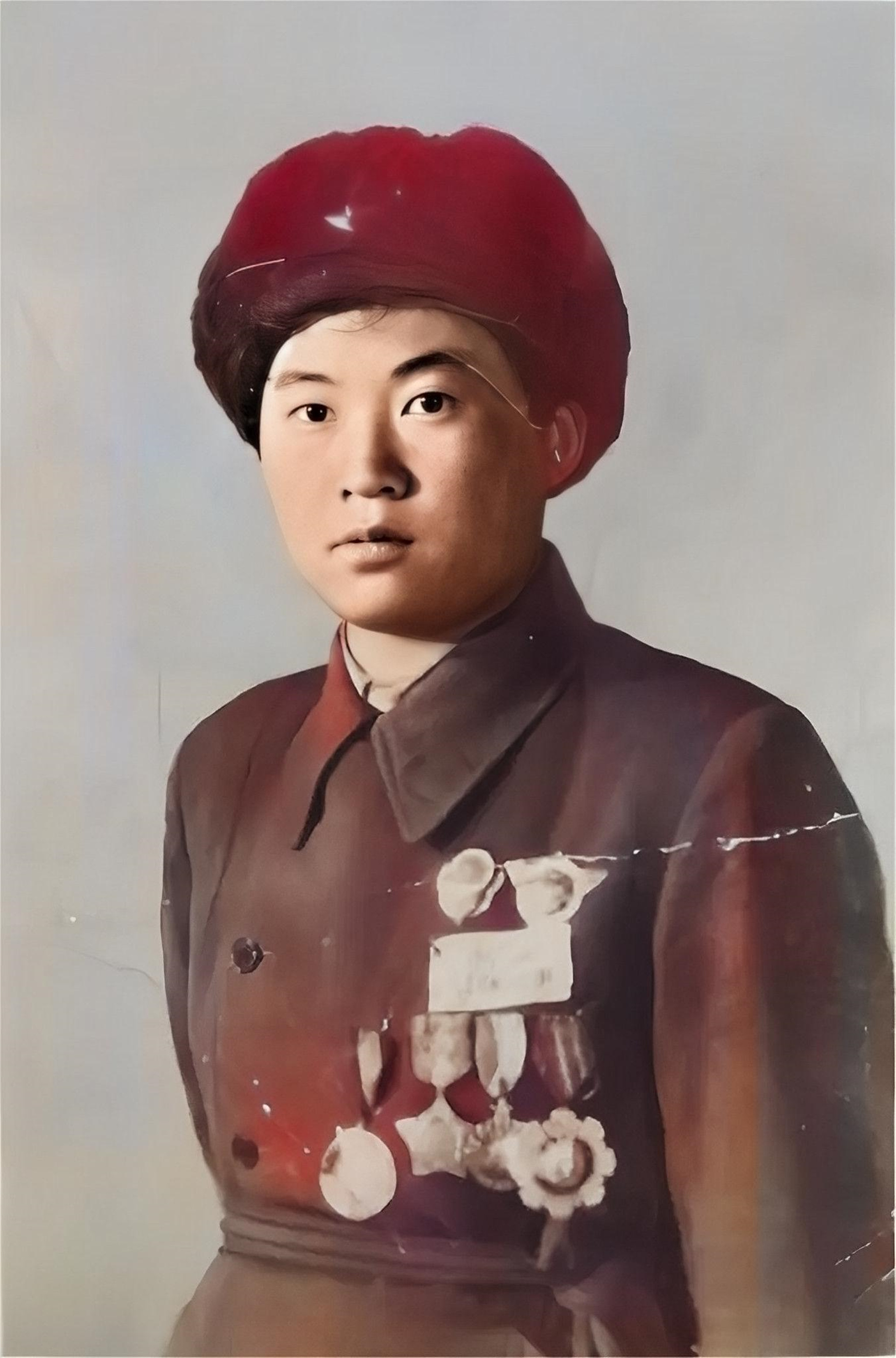 1950年，志愿军战士胸部伤口不断流血，医生正要解开扣子检查时，志愿军战士一把抓