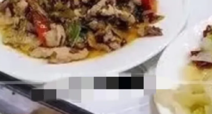 云南大理，重庆一男子和几名朋友相约到大理旅游，到了晚饭时间，他们就在街上找了一家