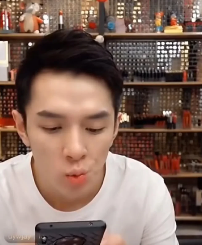 辛巴谈李佳琦 ，他成了平台之间竞争的牺牲品！
    
        辛巴分析