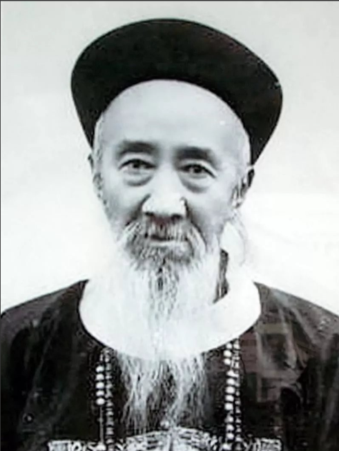 晚清，张之洞让侄子张臻提着一个皮箱，去当铺换200两银子急用，谁知掌柜打开箱子后