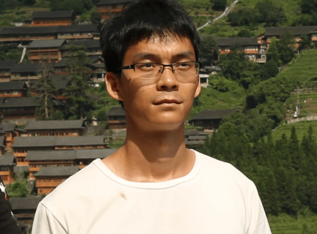 广西的两位复读生吴善柳和唐尚珺曾是钦州二中的同学。吴善柳花费8年的复读时间成功夺