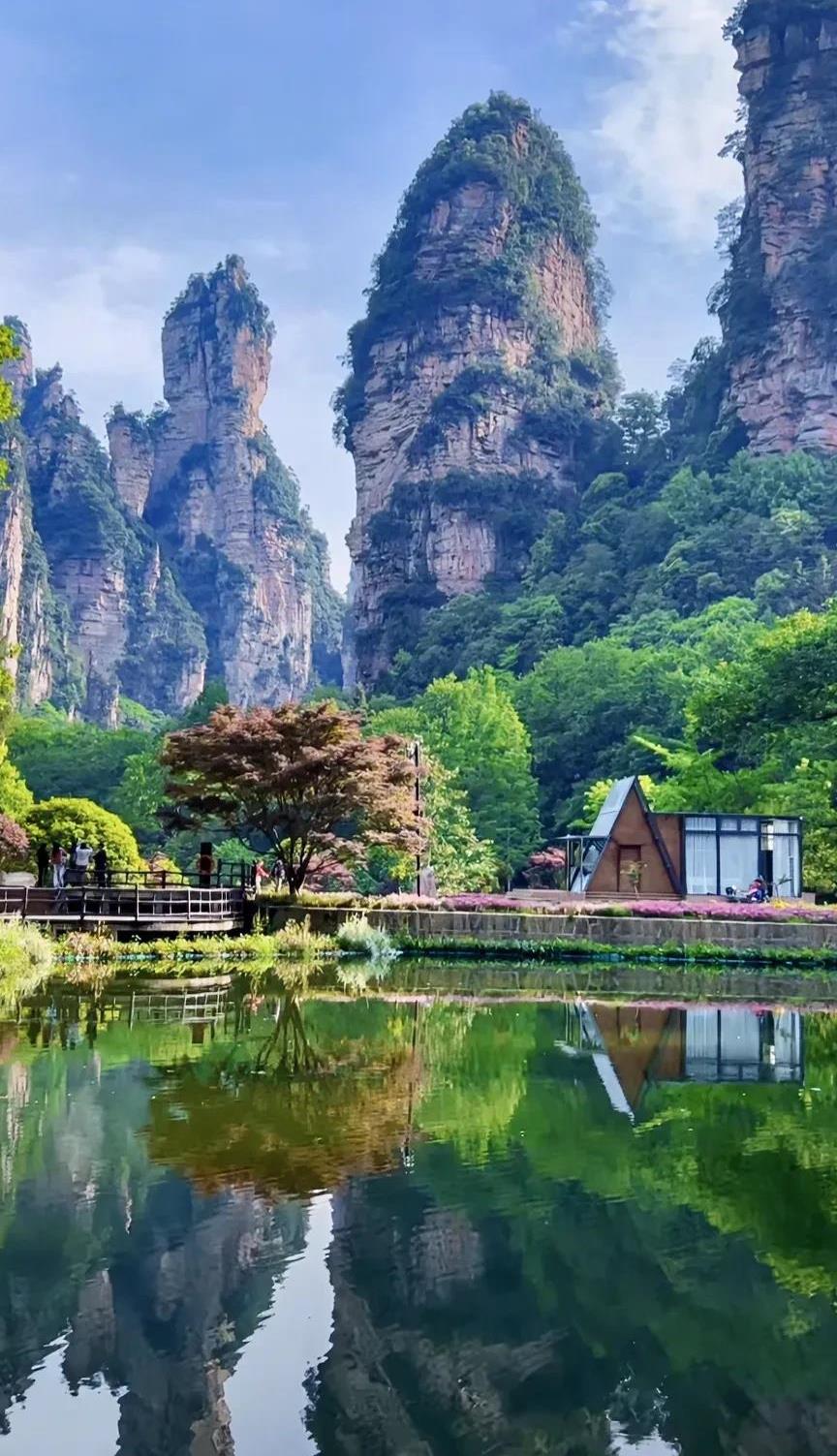 朋友最近从加拿大回国探亲，谈到外国人对中国人的看法。他表示，外国人认为中国人与他