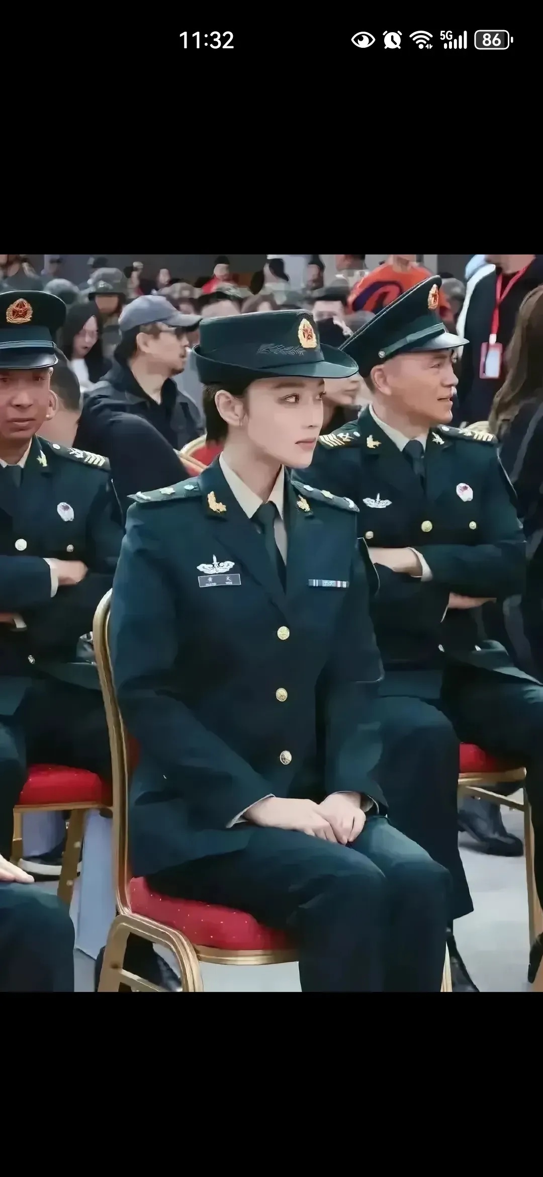 应该当兵的才能看出其中的端倪，谁能看出后面两名男兵的级别吗？
