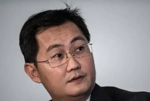 在一次闲聊中，深圳大学的校长向马化腾提出了一个问题。他说：“马总，最近武汉大学迎