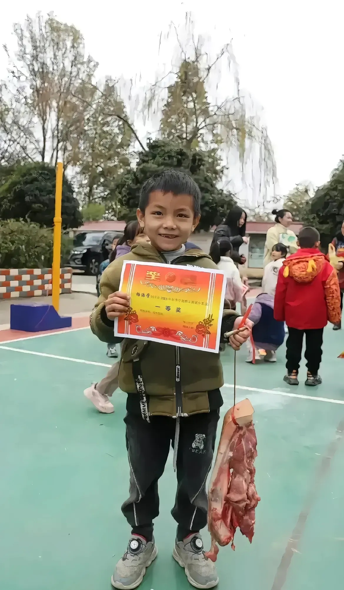 贵州某小学校长给孩子发奖品，一夜之间引发争议，被网友称为最有远见，最接地气，最受