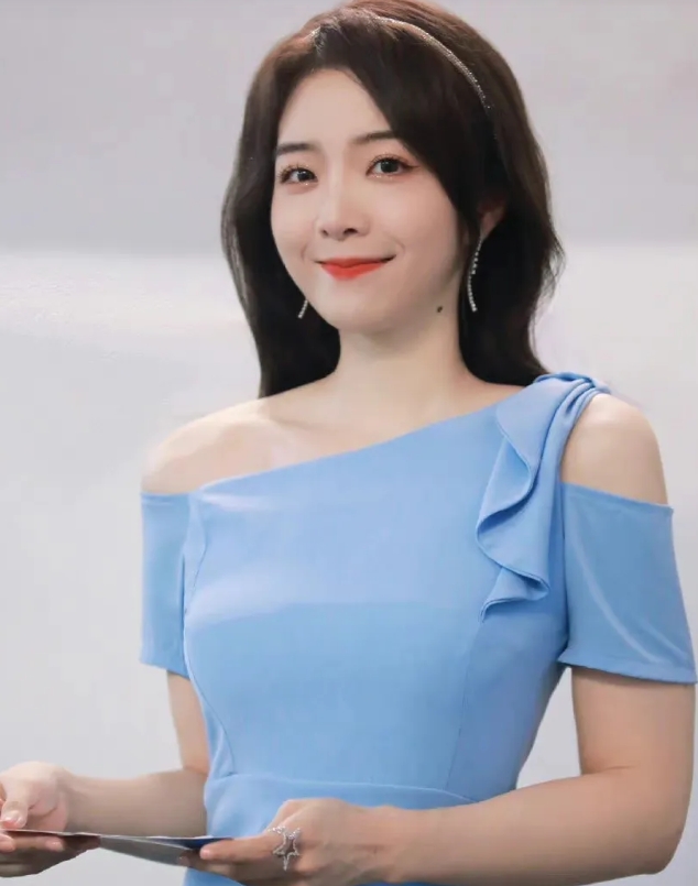 余霜这身蓝色紧身裙，你喜欢吗？#LOL主持人#亚运女神