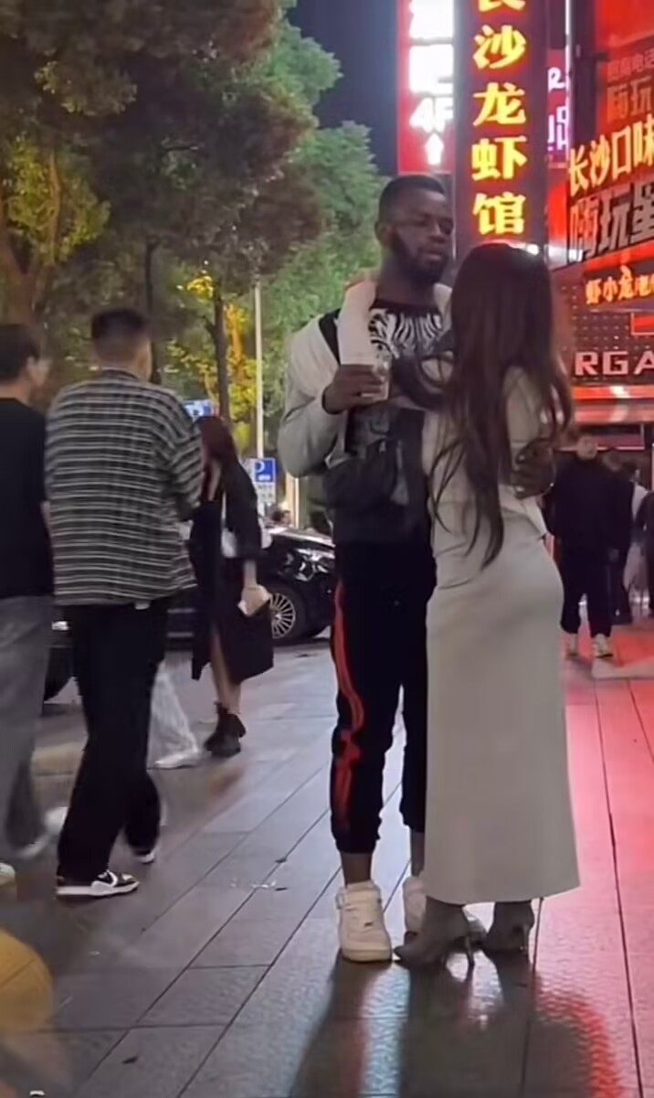 长沙小龙虾馆附近，小黑的表情很快乐