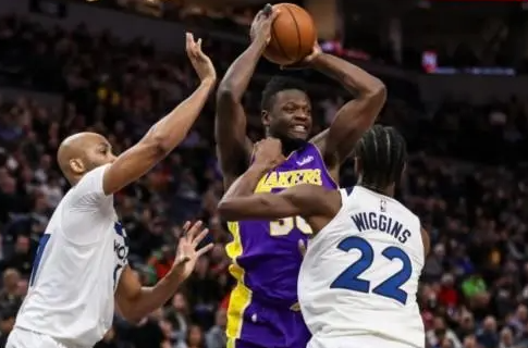 勇士6连败时：
苏群：勇士这个样子，主要是库里的三分球失准！
勇士赢开拓者后：
