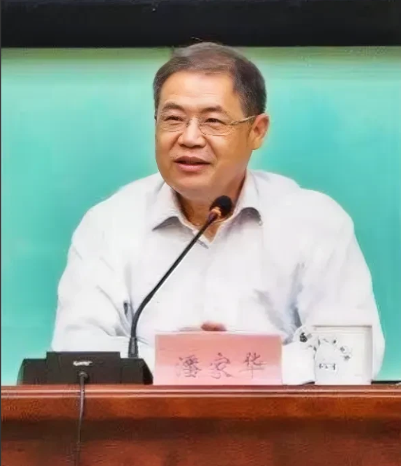 注意看，记住他，潘家华，社会科学院学部委员。

他说，许多城市禁摩限摩是非常不理