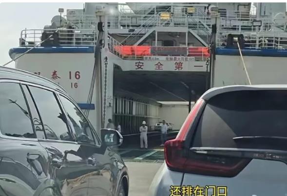 被“困”在海南的新能源车主们：通宵蹲守艰难抢票，“人走车留”上千辆。海南新能源车