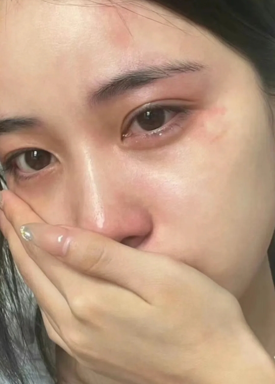 处理好了母亲的后事，我回到了北京自己的家。坐在空旷的客厅里，我不由自主地忍不住哭