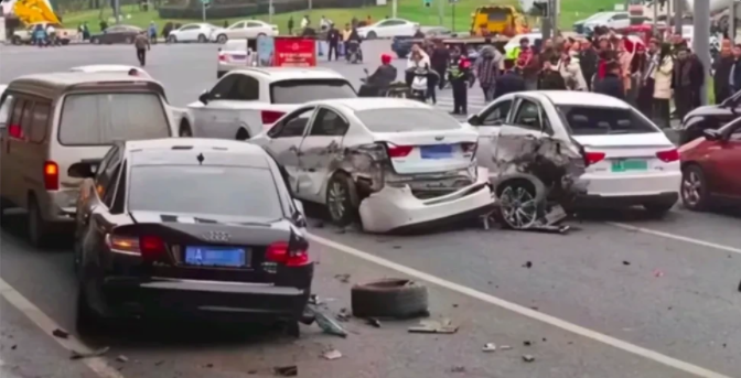 连撞11车特斯拉车主：当天刚上牌，过路口时突然不受控
网友锐评:本想拨左边的左转