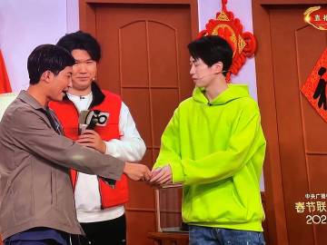 #春晚段子大考##春晚#嘴上说着别别别，身体倒是很诚实。
