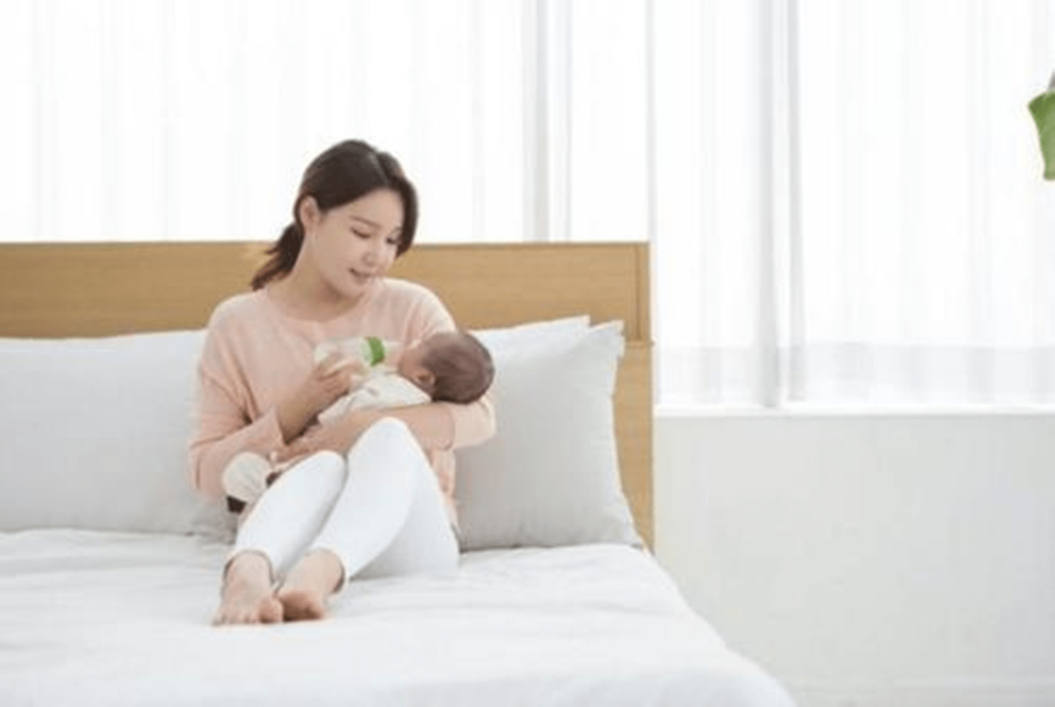 #宝妈育儿交流#   春天气温稍有回暖，在穿衣方面妈妈们也会有所减少，虽然这对喂