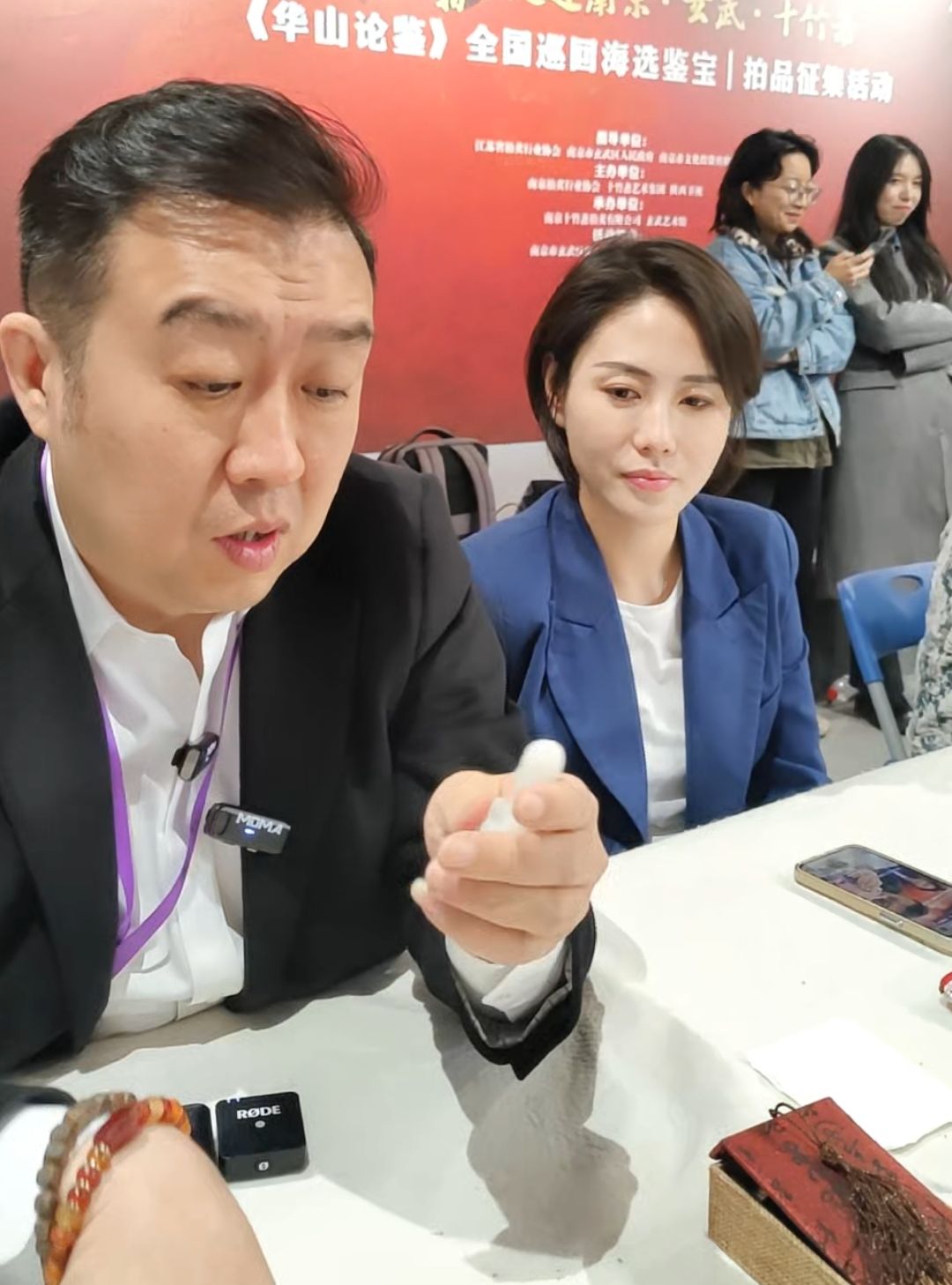 某鉴宝节目海选的白老师女助理火了！直播间自从她加入以后人气大涨，从原来的几千人，