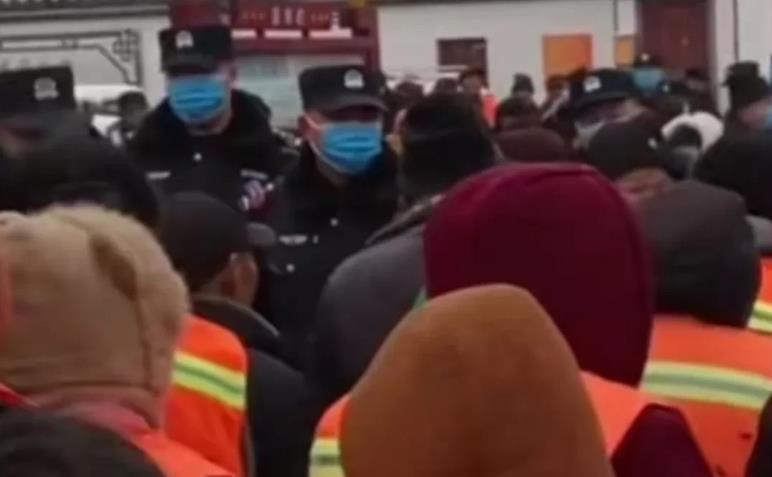 “环卫工冒雪在财政局外讨薪”后续，河南夏邑城管局道歉了！

有人说没钱是因为不努
